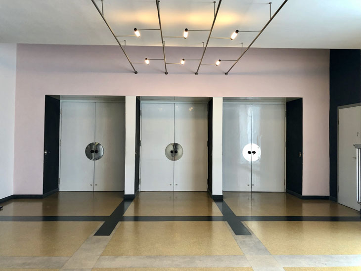 Oditoryum fuaye, kapı kolları Walter Gropius tarafından tasarlandı, hatta Bauhaus atölyelerinde Gropius tarafından tasarlanan ve seri üretilen bir tür kapı kulpunun gelmiş geçmiş ticari olarak en başarılı Bauhaus ürünü olduğu söylenebilir