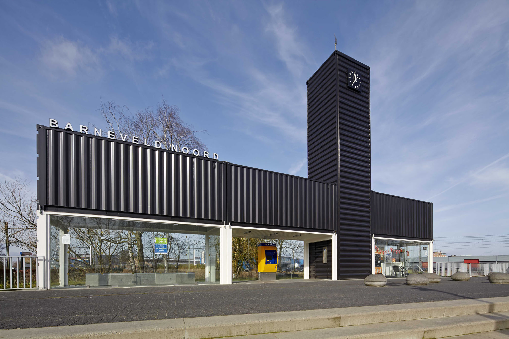 Экодом контейнер. Дизайнерские дома из контейнеров. Текстура контейнера. Здания из морских контейнеров. Бар в морском контейнере.