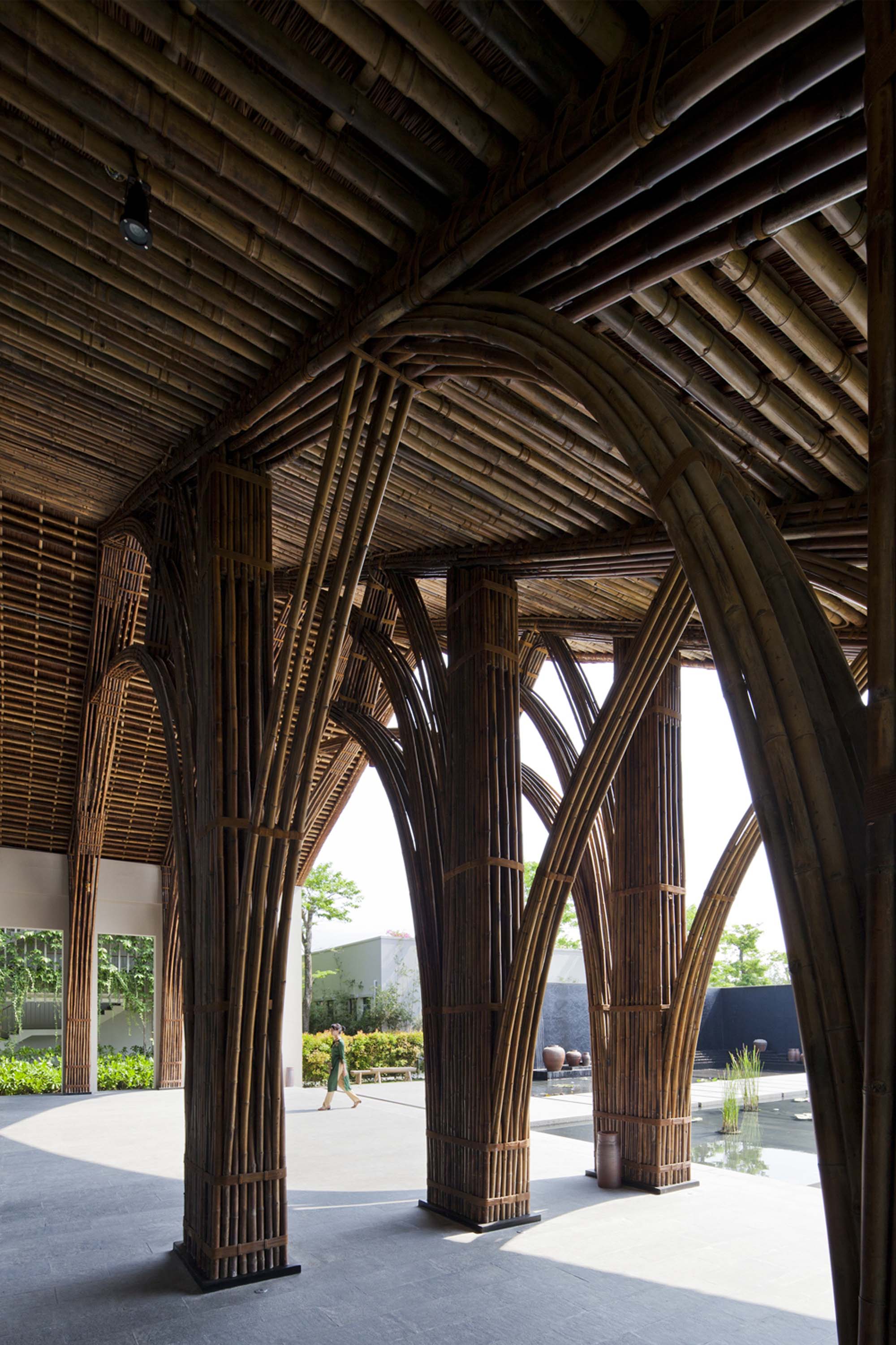 Made in hall. Naman Retreat Conference Hall / VTN Architects. Бамбуковая архитектура. Бамбуковые конструкции. Колонны из бамбука.