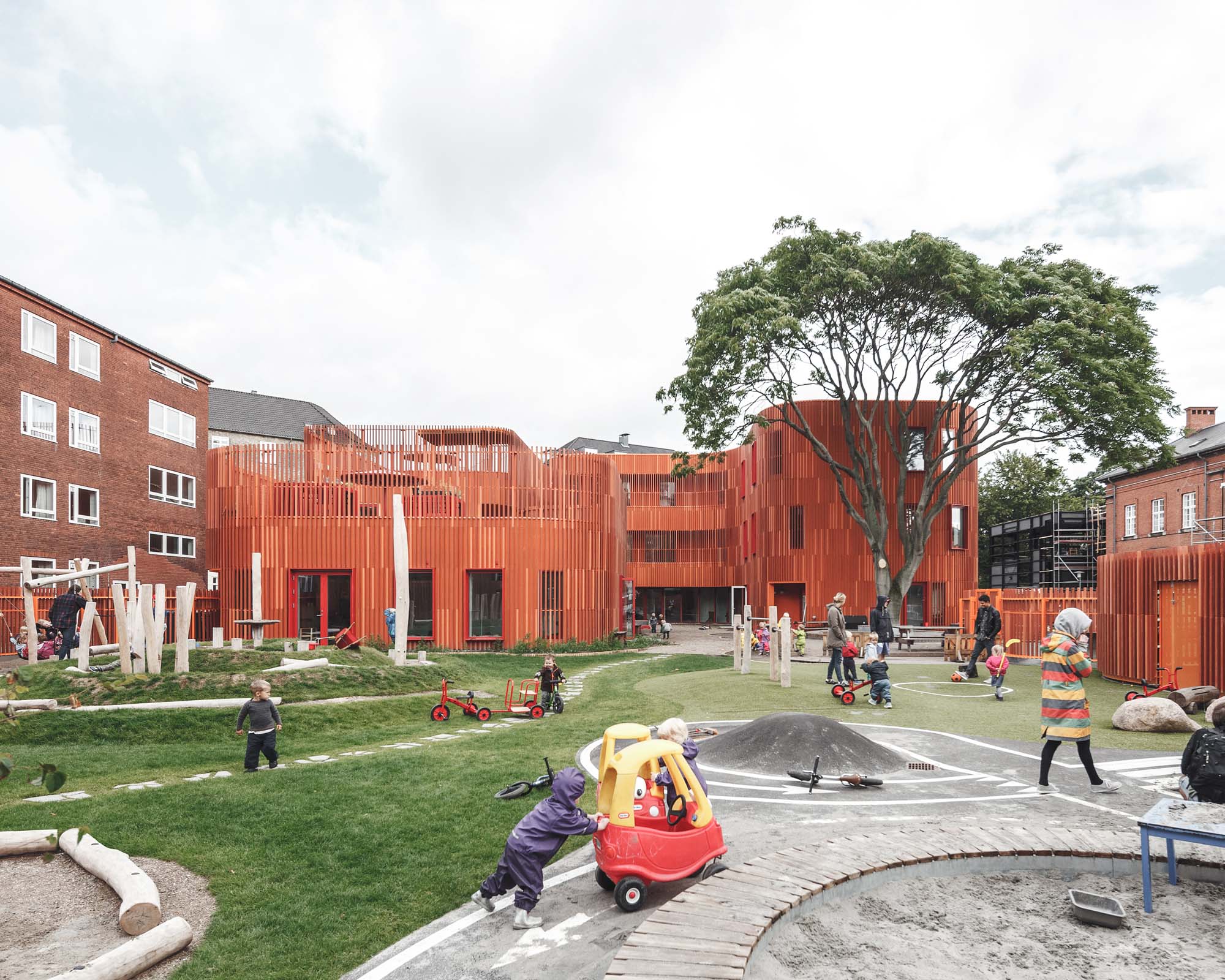 Школьники во дворе школы. Дети озеленяют школьный двор. Проект cobe. Чистый двор. Раздается дом школе во дворе.