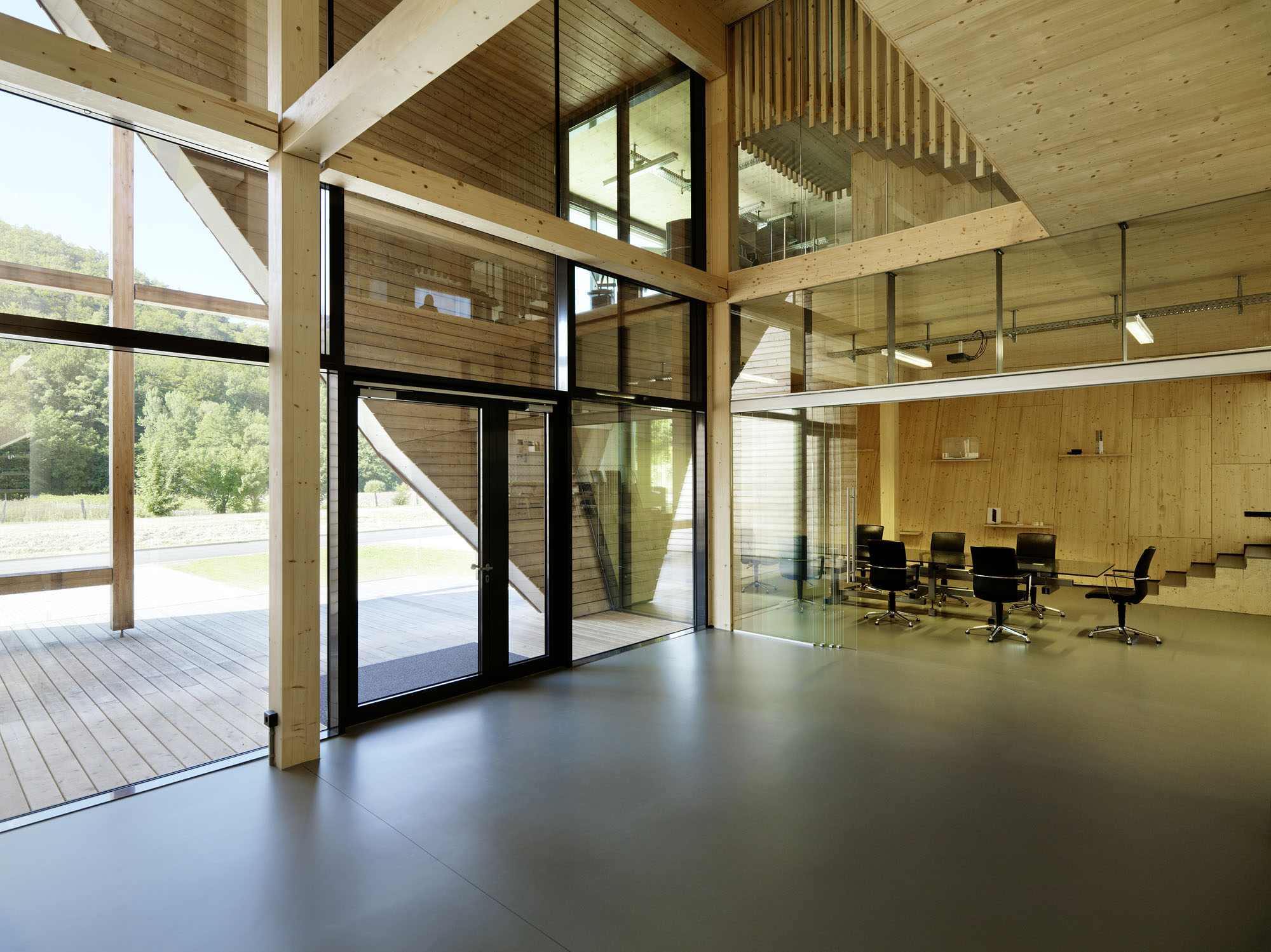 The офис. дизайнерская бытовка. дом офис. торговый павильон из контейнера. здания из морских контейнеров.