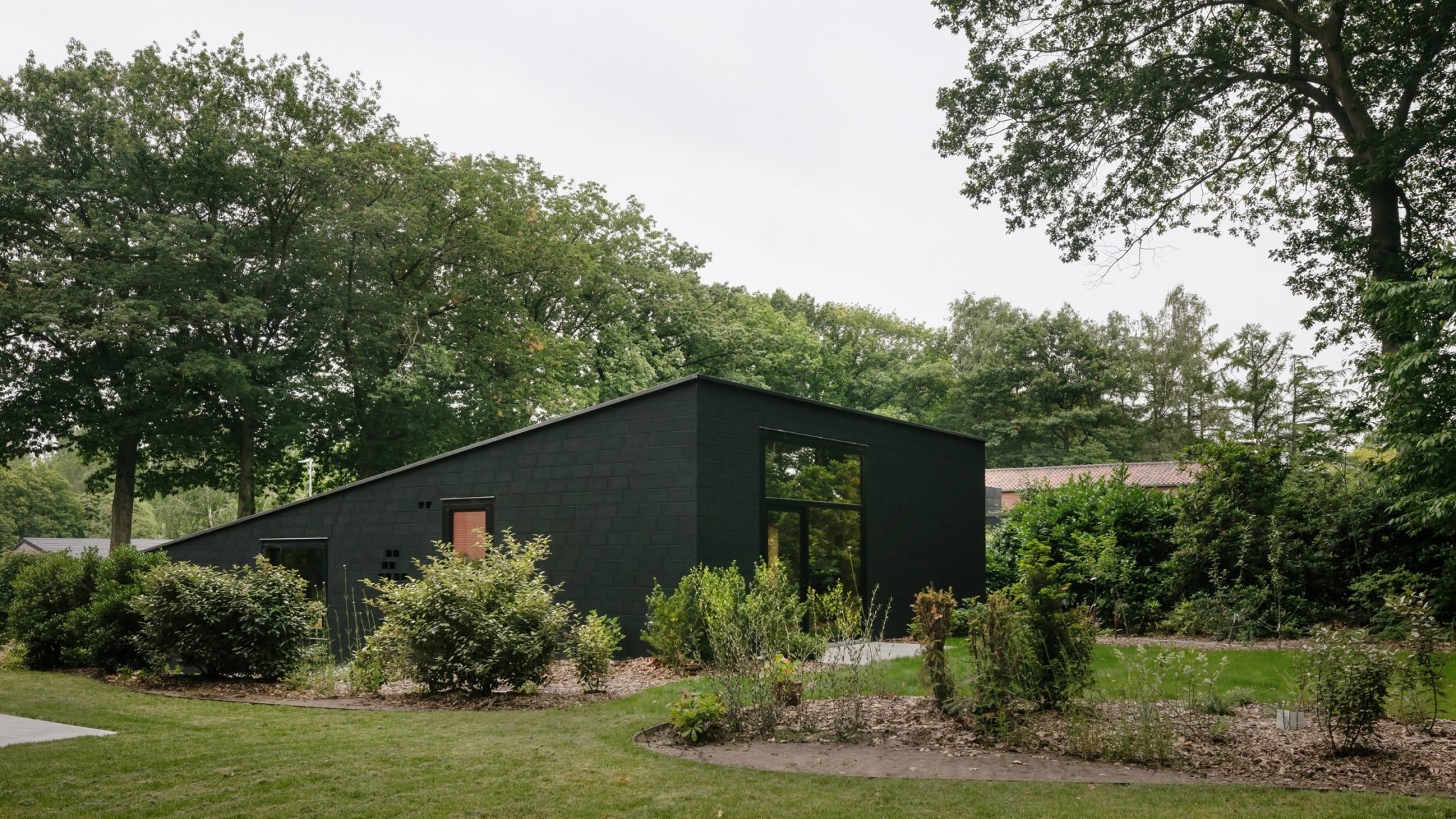 Belçika’da Dört Seviyeden Oluşan Siyah Tuğlalı Ev