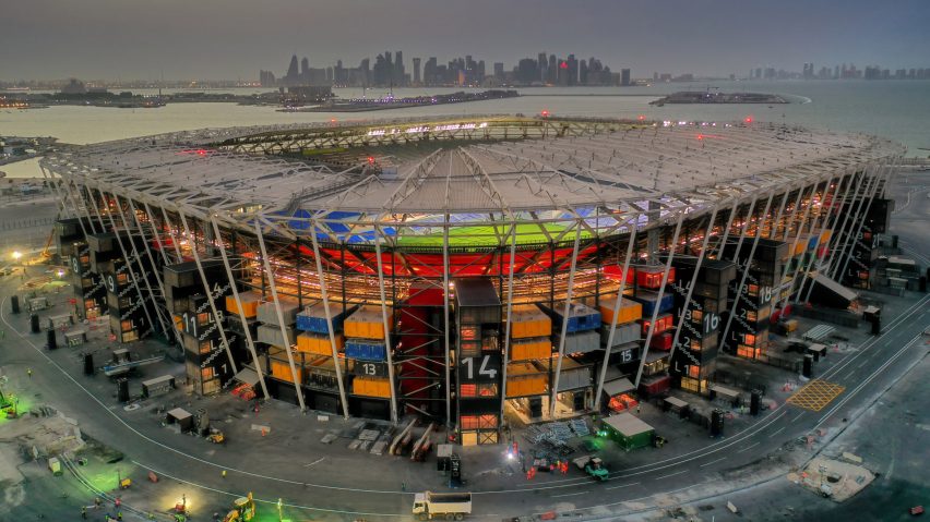 Katar’da Nakliye Konteynerlerinden Oluşan Demonte Stadyumun Yapımı Tamamlandı