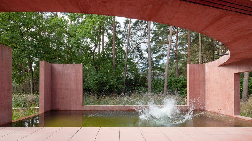 NWLND Rogiers Vandeputte’un Tasarladığı Kırmızı Beton Ev Yeşil Peyzajla Tezat Oluşturuyor